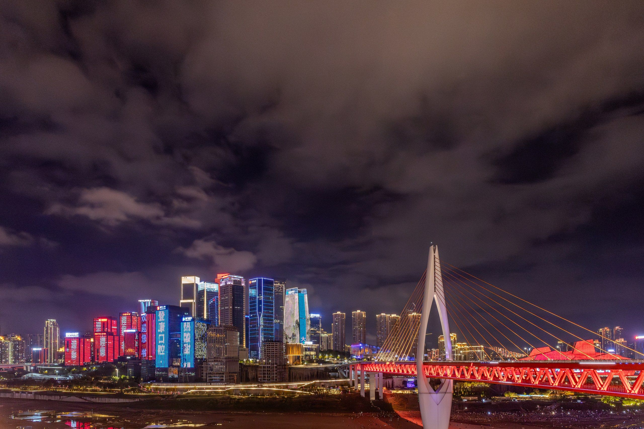 江岸天际线与红色跨江大桥的重庆夜景